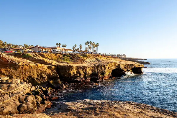 Sunset Cliffs ve gizli koyları altın ışıkla yıkanarak San Diego, Kaliforniya, ABD 'de barışçıl manzaralı sahiller sunuyor.