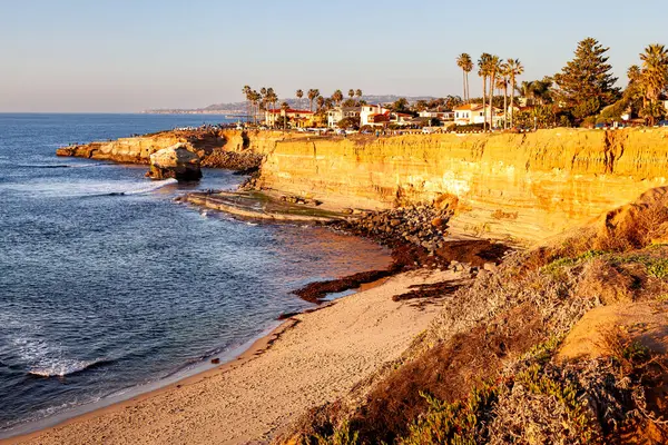 San Diego, CA 'daki Sunset Cliffs' deki sahil şeritleri altın saat boyunca okyanustan ve kayalardan yansıyan parlak renklerle değişime uğruyor.