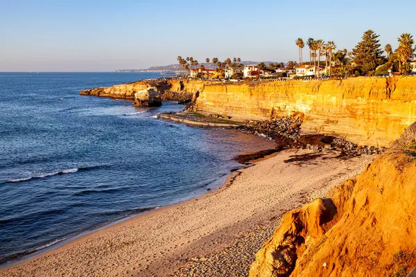 Altın saat, engebeli sahil şeridinde ve Sunset Cliffs 'in kumlu sahillerinde ılık bir parıltı yayar, nefes kesici bir manzara yaratır.