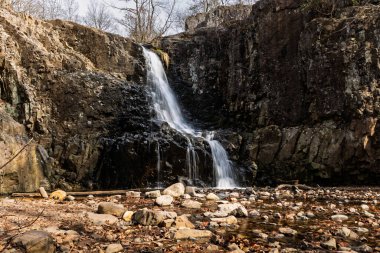 Hemlock Falls 'un South Mountain Reservation' daki geniş manzarası, NJ engebeli uçurumlardan doğal ormanlık alandaki kayalık bir dere yatağına akıyor..