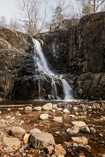 South Mountain Reservation 'daki Hemlock Falls çıplak ağaçlar ve kayalık dere yatağıyla çevrili kayalıklardan zarifçe düşüyor..