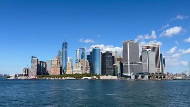 New York City, New York, ABD 6 Ekim 2024. Staten Island feribotu Manhattan terminaline yaklaşıyor. Parlak bir ufuk çizgisi, modern kuleler ve liman binaları Hudson Nehri 'nin karşısındaki açık düşüş gününü işaret ediyor..