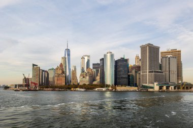 Modern gökdelenler, deniz kenarındaki binalar ve güneşli bir sonbahar öğleden sonrasında açık mavi gökyüzü ile aşağı Manhattan 'ın finans bölgesinin daha yakın görüntüsü..