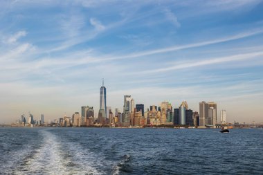 Aşağı Manhattan 'ın panoramik manzarası modern gökdelenler ve kıyı şeridi, açık bir sonbahar gününde mavi gökyüzü ile sudan görülüyor..