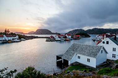 Korshamn, Norveç 'in güneyinde yuva yapmış sakin bir sahil köyü. Güneş engebeli tepelerin ardında batarken büyüleyici beyaz evler sergiliyor. Sakin sulara ve limandaki teknelere sıcak bir ışıltı saçıyor..