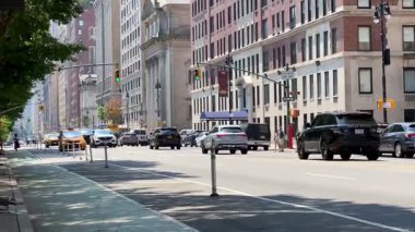 25 Temmuz 2025 tarihli editör videosu, sarı bir taksi, NYPD polis aracı ve New York City, Manhattan 'daki Central Park West' te durdurulmuş bir bisikletli yaz sahnesi..