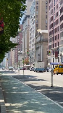 25 Temmuz 2025 tarihli editör videosunda Manhattan, New York 'ta Central Park' ın batısındaki trafik ve tarihi binalar açık gökyüzü altında araç ve yayaların karışımı görülüyor..