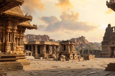  Gündoğumunda Hampi Karnataka 'daki Vijaya Vitthala Tapınağı' ndaki antik taş mimari kalıntıları