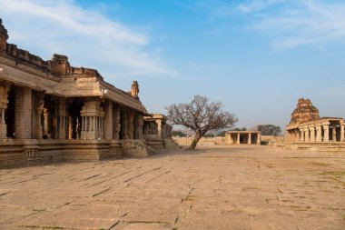  Hampi 'deki Vijaya Vitthala Tapınağı kompleksi içindeki eski ortaçağ taş mimarisi ve kalıntıları.