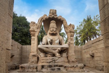 Antik Lakshmi Narasimha heykeli Hampi Karnataka 'da