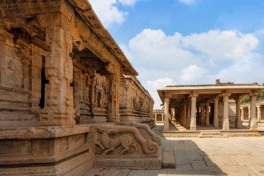 Hampi Karnataka 'daki Krishna tapınağında antik taş mimari yapısı..