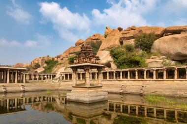 Pushkarani Hampi Karnataka 'da antik mimariyle iyi bir adım attı