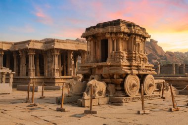 Hampi Karnataka 'da eski ortaçağ mimarisi olan taş savaş arabası.