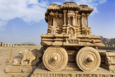 Vijaya Vittala Tapınağı 'ndaki kumtaşı savaş arabası Hampi' deki karmaşık sanat eserleriyle
