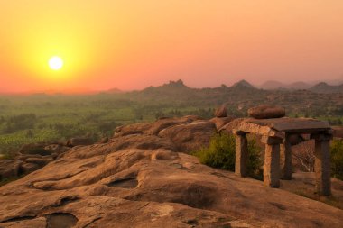 Hampi Karnataka 'da günbatımı manzarası sunar