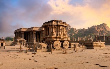 Hampi Karnataka 'daki Vijaya Vittala tapınağının antik mimarisi.