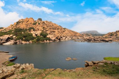 Hampi 'deki Tungabhadra nehrinin havadan görünüşü.
