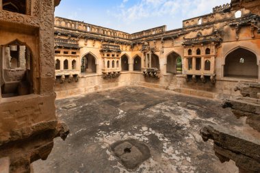 Hampi 'de Queens hamamının antik mimari kalıntıları.