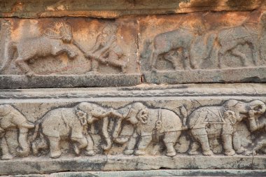 Antik mimarideki hayvanların ortaçağ taş duvar oymaları Hampi 'deki kraliyet duvarının kalıntıları.