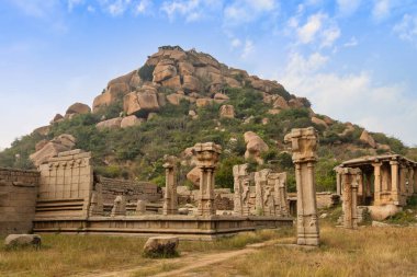 Hampi Karnataka 'daki eski Achutaraya tapınağı kalıntıları..