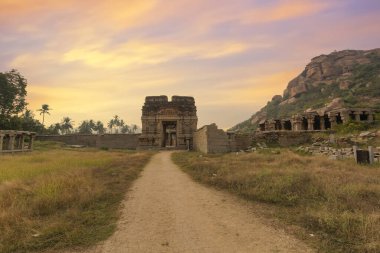  Gündoğumunda Hampi Karnataka 'daki Achutaraya Tapınağı yıkıntıları