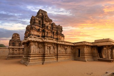 Hazara Rama Tapınağı Hampi Karnataka 'da günbatımında antik mimari