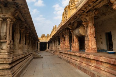  Hampi Karnataka 'daki Virupaksha Tapınağı' nın mimarisi.