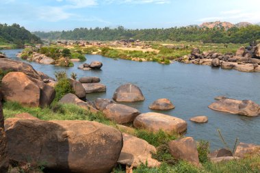 Hampi Karnataka Hindistan 'da kayalık manzaralı Tungabhadra nehri