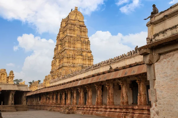 Tarihsel Virupaksha Tapınağı 14. yüzyılda Hampi Karnataka 'da inşa edildi.