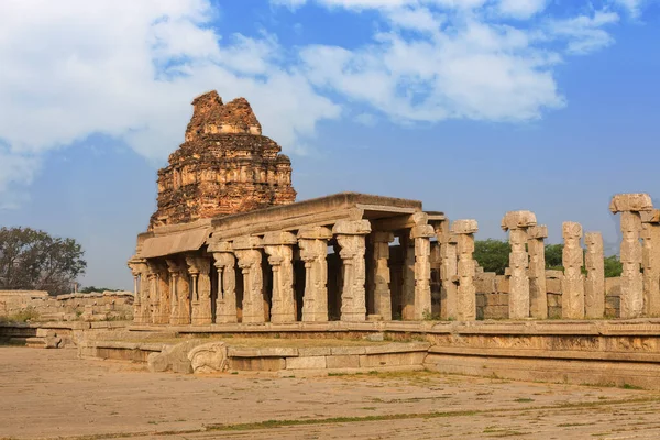 汉皮Vijaya Vitthala神庙内的古石建筑废墟 图库照片