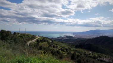 Dağlardan gelen Malaga şehri panoramisi