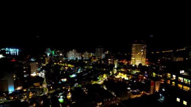 Montevideo 'nun geceleri gökyüzünde parlak ışıklarla aydınlatılan gökyüzü manzarası. Sahne, Uruguay 'ın başkentinde parlayan binalarla şehir gece hayatının özünü yakalıyor.