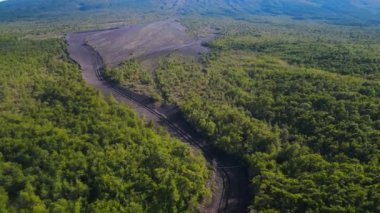 Kuşların gözünden yakalanan yemyeşil bir alanda süzülen lav izlerinin kalıntılarını takip et. Bu çarpıcı dron görüntüsü karanlık, dokulu lav yollarından pürüzsüz bir şekilde...
