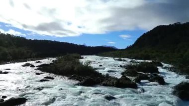 Vahşi doğanın bu dinamik hava manzarası ile bereketli ormanlık vadileri oyan güçlü bir nehrin güzelliğini deneyimleyin. Işıl ışıl beyaz akıntılar, koyu yeşil ile tezat oluşturur.