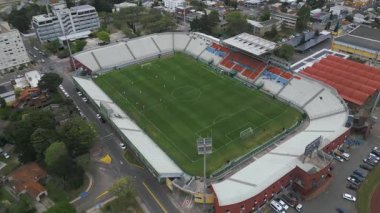 Maldonado Uruguay 'daki Estadio Domingo Burgueno yörüngesindeki hava aracı. Futbol stadyumu yukarıdan yeşil sahası ve kıvrımlı beyaz stantları ile şehir sokaklarıyla çevrilidir. Yörünge