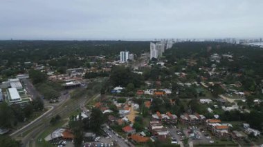 İnsansız hava aracı, Uruguay 'daki Maldonado şehrini yakalıyor. Yerleşim yerlerini, modern binaları ve yeşilliklerle çevrili yolları gösteriyor. Uzakta, Punta del Este 'nin ufuk çizgisi ve