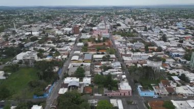 İHA görüntüleri Maldonado, Uruguay 'ın merkez bölgesini çekiyor, caddeleri, evleri ve katedral ve su kulesi de dahil olmak üzere önemli yapıları var. Video şu şekilde vurgulanıyor:
