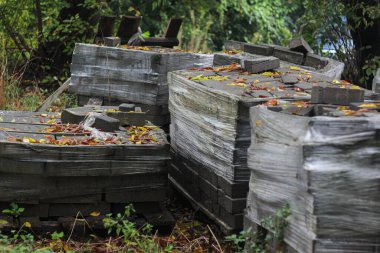 Endüstriyel atıklar tarafından kirlilik. Sokağın ortasında terk edilmiş bir kaldırım taşı.