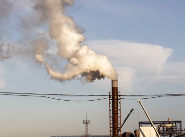 Fabrikada baca buharı. Gaz ile hava kirliliği