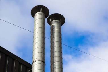 Buhar çıkartmak için bacalar. Uzun metal borular