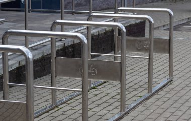 Mağazanın girişe yakın bisiklet park yerleri var. Bisikletçiler alışveriş yaparken güvenli bir şekilde bisikletlerini park edebilirler.