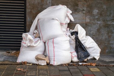 İnşaat atığıyla dolu büyük beyaz çantalar..