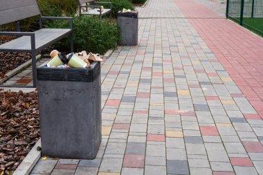 Mahallede çöp bidonları dolup taşıyor. Çöp bidonları organizasyonu
