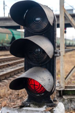 Bir tren için trafik ışıklarına yakın çekim. Güzel bir kırmızı ışık bir treni uyarır.
