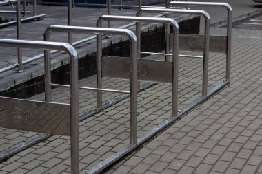 Boş bisiklet park yerleri. Krom çelik ürünleri