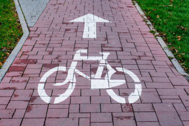 Şehirdeki bisikletçiler için yol işaretleri
