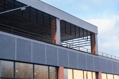 Evin içinde kapalı park yeri var. Otopark organizasyonu