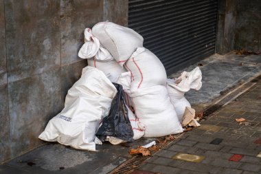 Atık beyaz torbalarda atılmayı bekliyor.