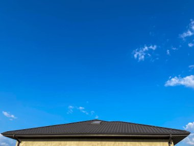 Gökyüzüne karşı dört perdeli çatı