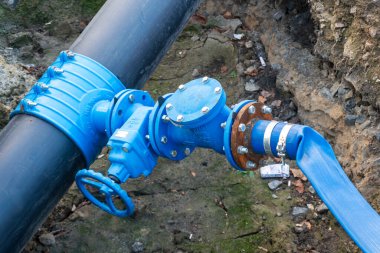 Su borusu tesisatı. Flange bağlantıları